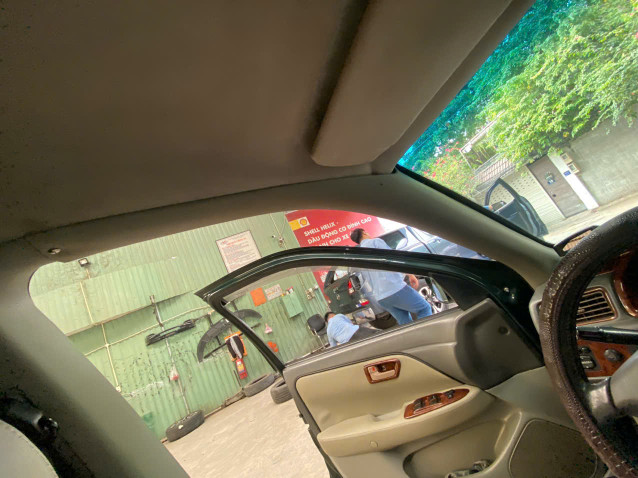 Khắc phục và giữ bản lề cửa xe không bị kéo két