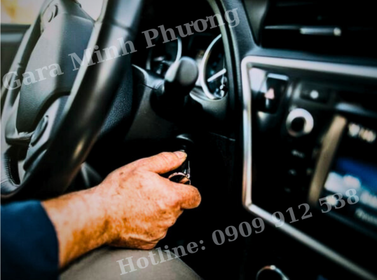 Cách xử lý xe ô tô bị khóa vô lăng