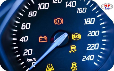 Những sai lầm thường gặp khi xử lý lỗi đèn cảnh báo nguy hiểm trên ô tô