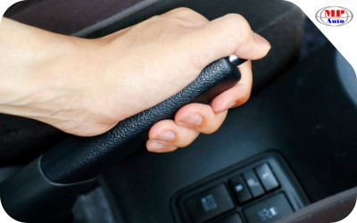 Phanh tay ô tô bị kẹt? Nguyên nhân và cách xử lý